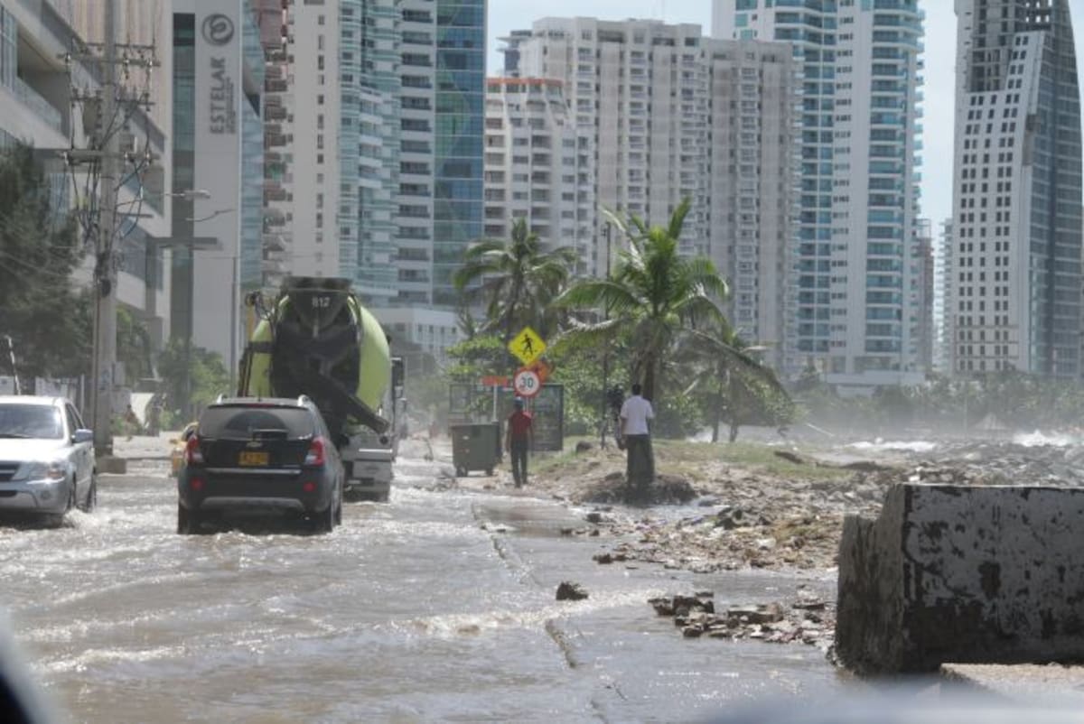 La inundación de la avenida Malecón, en Bocagrande, dificultó el tránsito vehicular ayer. LUIS APARICIO