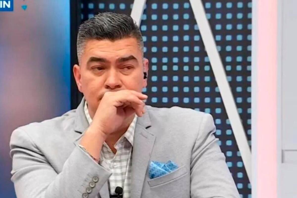 Relator Eduardo Luis tendría un lío por cantar en sus transmisiones