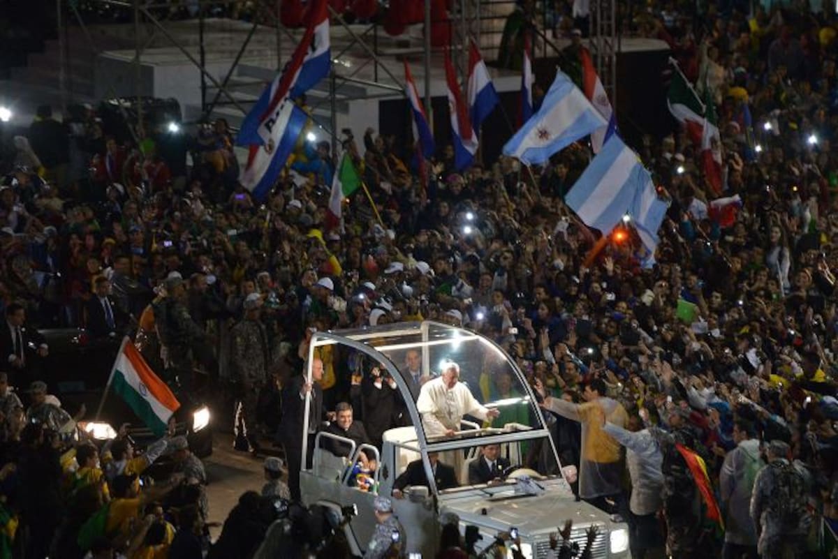 Francisco aclamado por miles de jóvenes de todo el mundo. FOTOS AFP Y AP