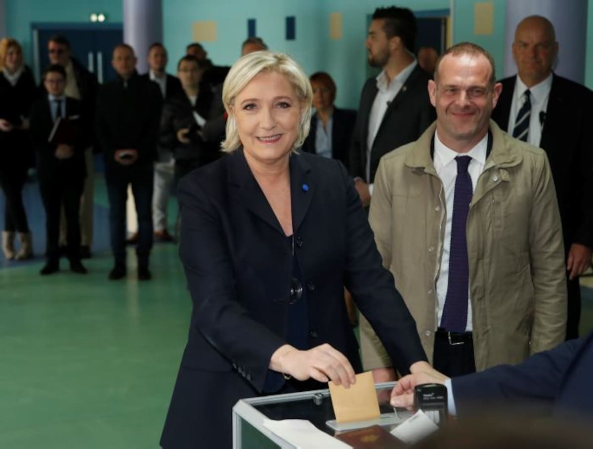 La líder de extrema derecha Marine Le Pen votó en su feudo de Hénin-Beaumont, también en el norte. AP.
