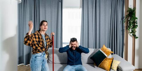 ¿Vecinos ruidosos? Estos son los casos en los que puede llamar a la Policía en Colombia