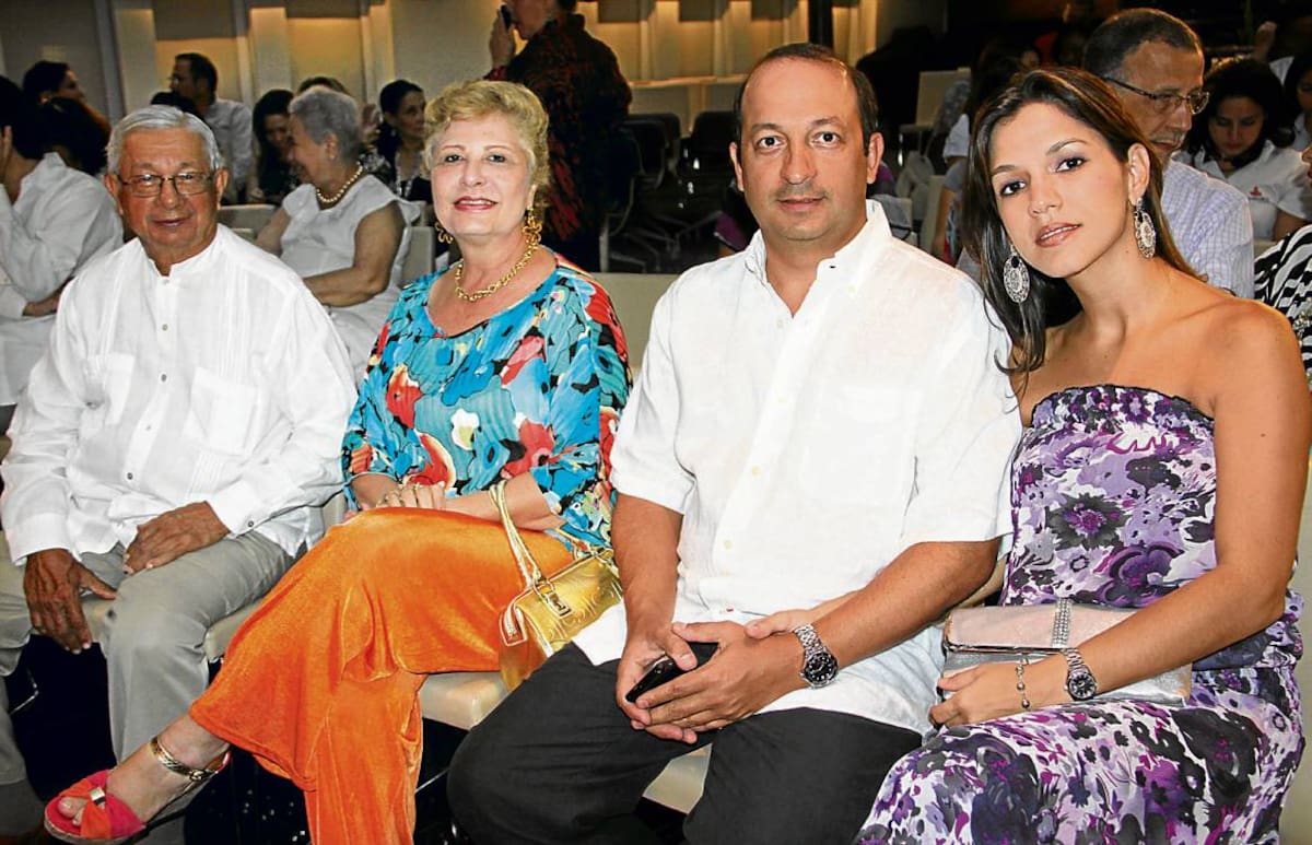 Luis Álvarez, María Cristina Pacheco, Jorge Álvarez Carvajal y Lina Londoño de Álvarez.