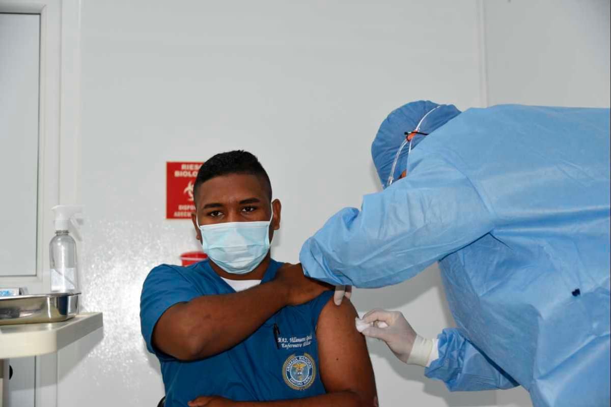 Personal de sanidad naval recibió primera dosis anti COVID