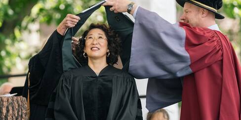Sandra Oh actriz de ‘Grey’s Anatomy’, recibe doctorado honorífico en Dartmouth