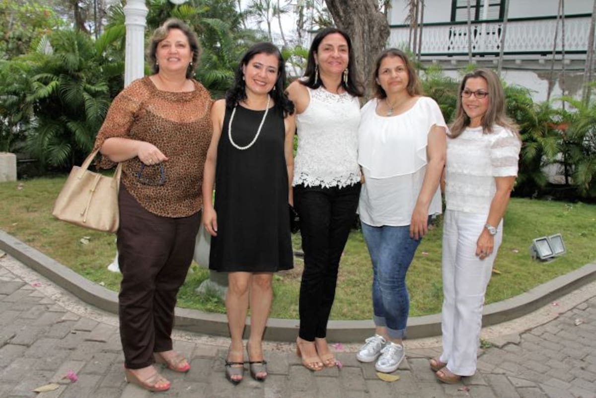Sara Elena Morillo, Patricia Cerro, Jacqueline Naizir, Mónica Niebles y Beatriz Cerro. MARUJA PARRA