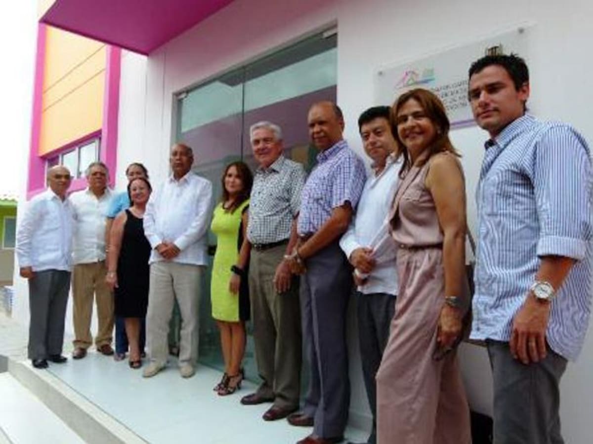 Asistentes a la inauguración del Centro de Investigación y Docencia construid en alianza Universidad de Cartagena-Casa del Niño. Cortesía