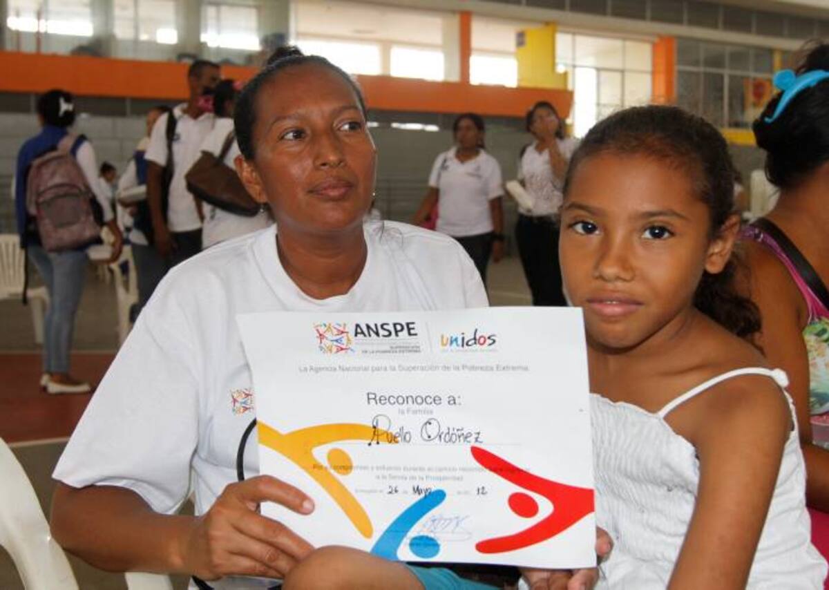 Nubis Órdoñez, ama de casa del barrio Boston muestra con orgullo el certificado que le recono-ce como parte del programa de la “Senda de la Prosperidad”. Aroldo Mestre