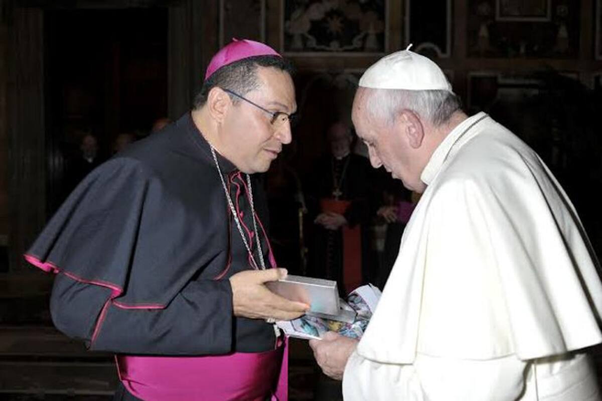 Monseñor Ariel Lascarro Tapia con el papa Francisco. CORTESÍA