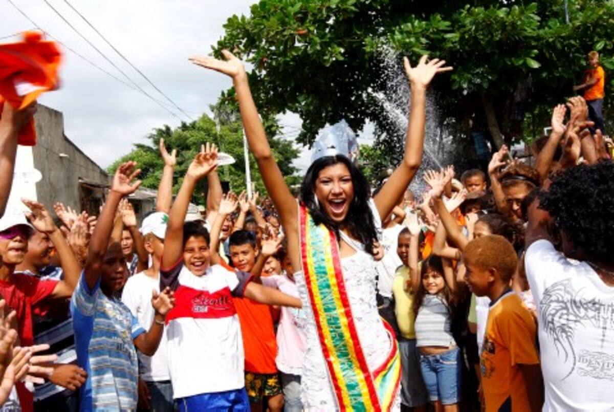 La reina fue recibida por sus vecinos que siempre la apoyaron.