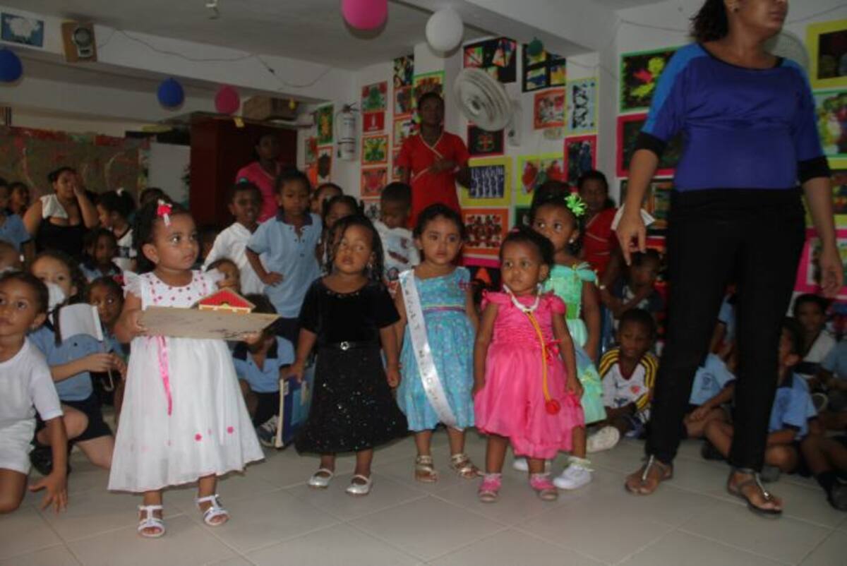 Con reinados y otras actividades les hablan a los niños sobre derechos y valores.