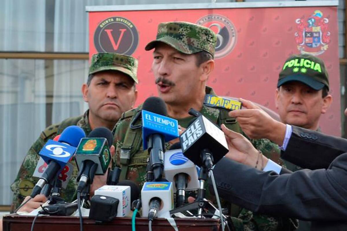 Salida del General Nicacio Martínez sería por ordenar chuzadas, según Semana