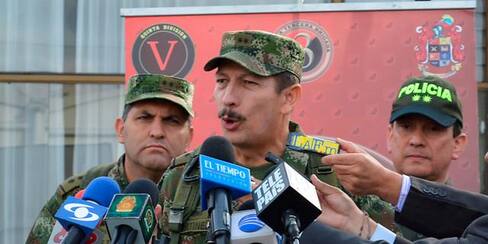 Salida del General Nicacio Martínez sería por ordenar chuzadas, según Semana