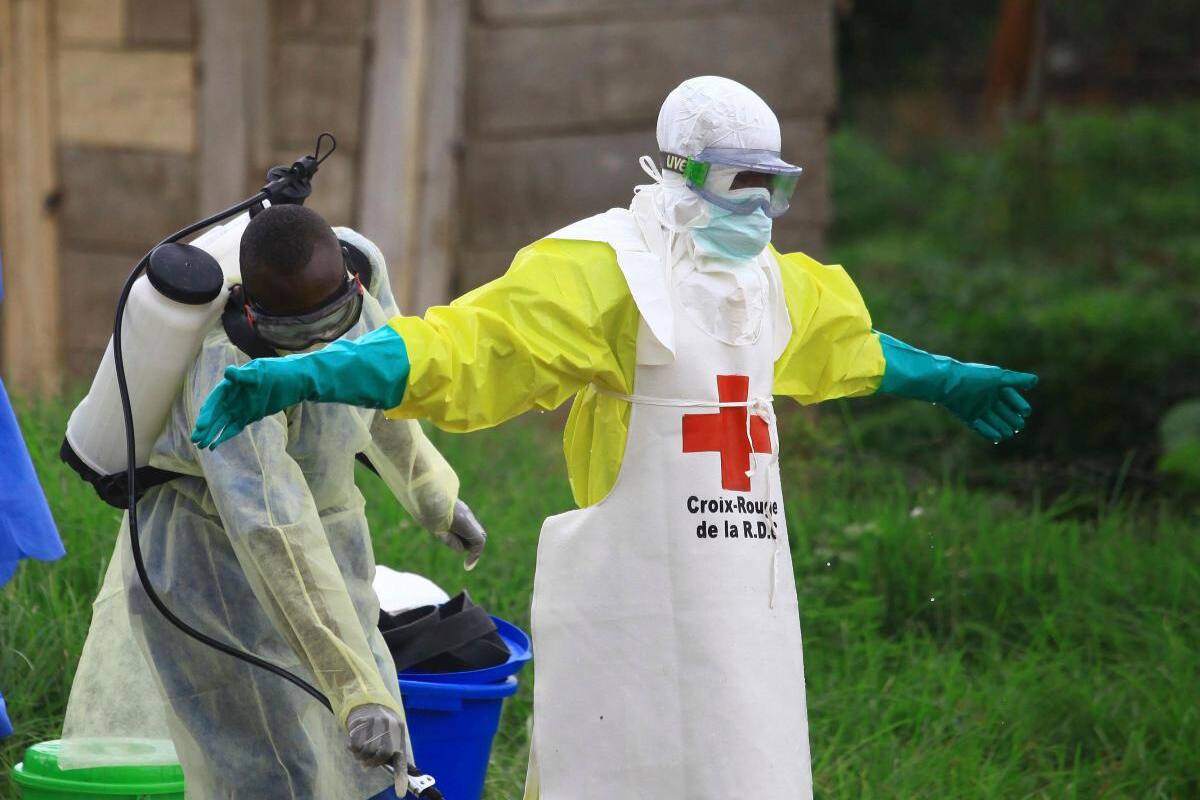 Víctima de ébola recayó e infectó a docenas en África