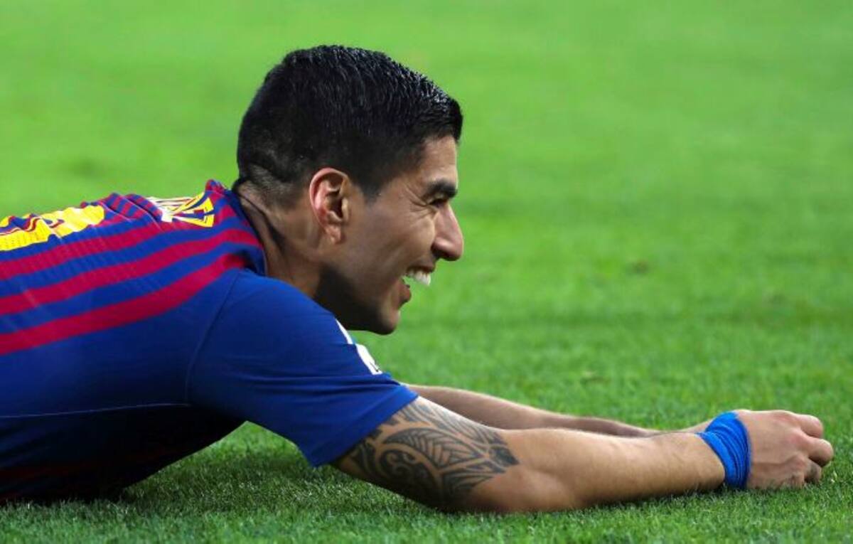 El delantero uruguayo del FC Barcelona Luis Suárez celebraba su segundo gol ante el Real Madrid. EFE Enric Fontcuberta.