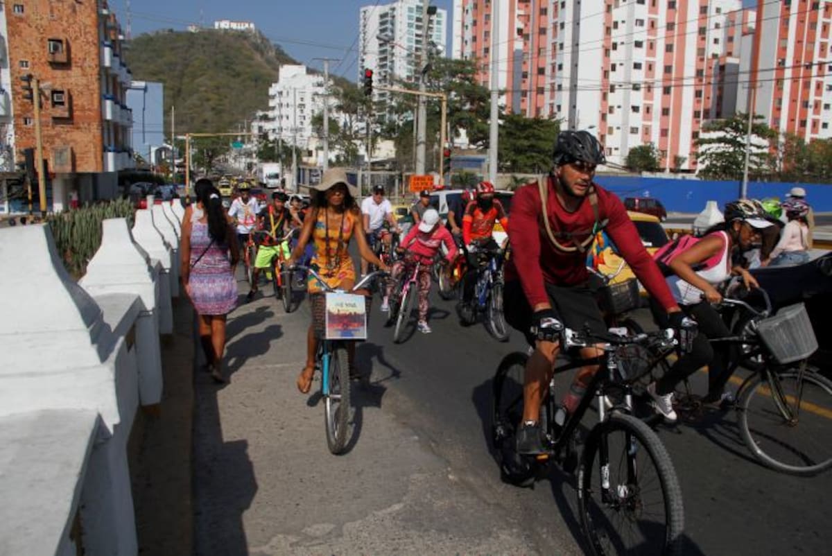 Los asistentes a “mejor en Bici” atravesaron el puente Jiménez. OSCAR DÍAZ ACOSTA