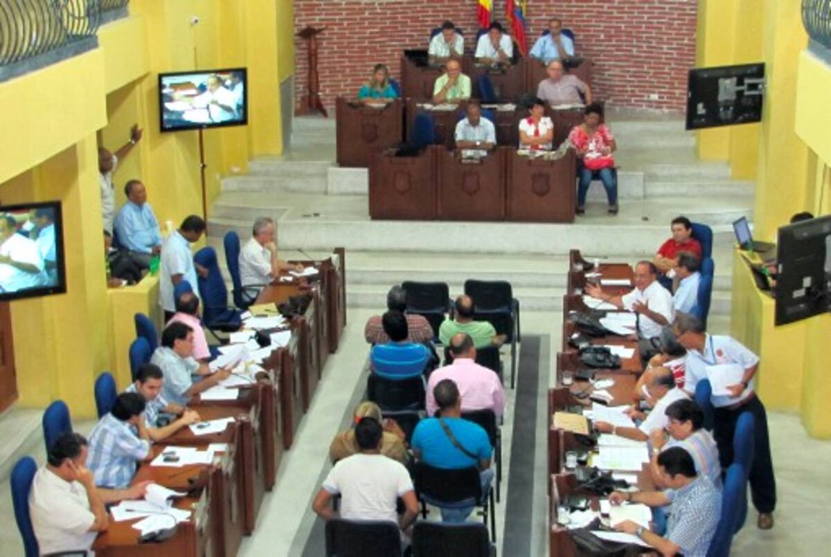 Entre otras cosas, los concejales llamaron la atención por la obra del Portal de Transcaribe, la cual parece que aún no tiene licencia ambiental. El debate continúa hoy. Elías Barrios Tous