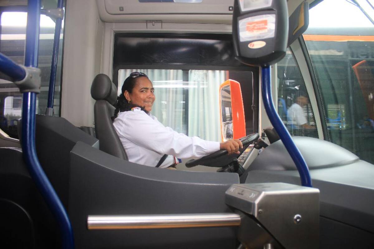 Ella es Érika Heredia Arias, una mujer que pilotea en Transcaribe