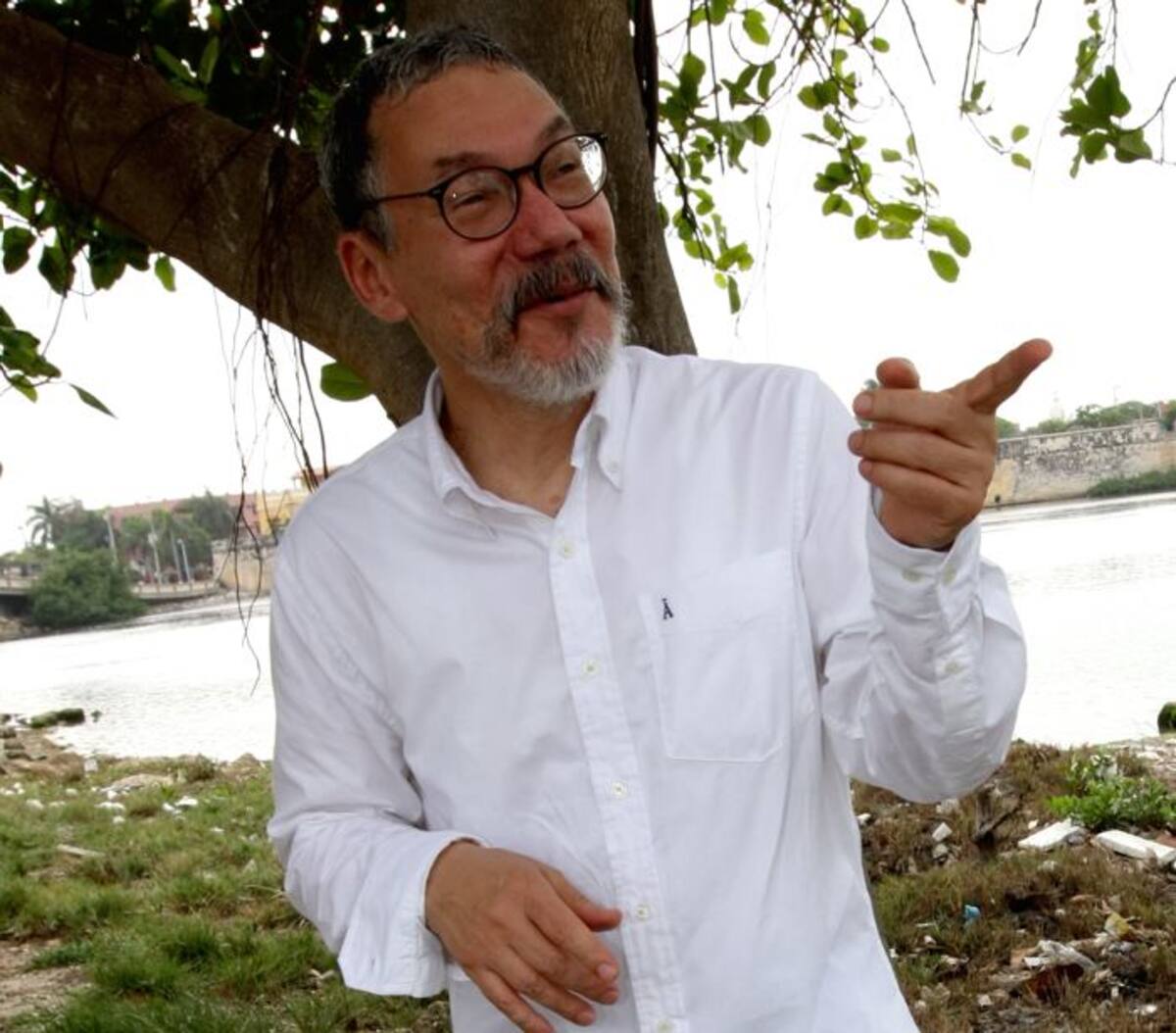 Roberto Burgos Cantor bajo la sombra de un almendro cartagenero. Zenia Valdelamar-El Universal