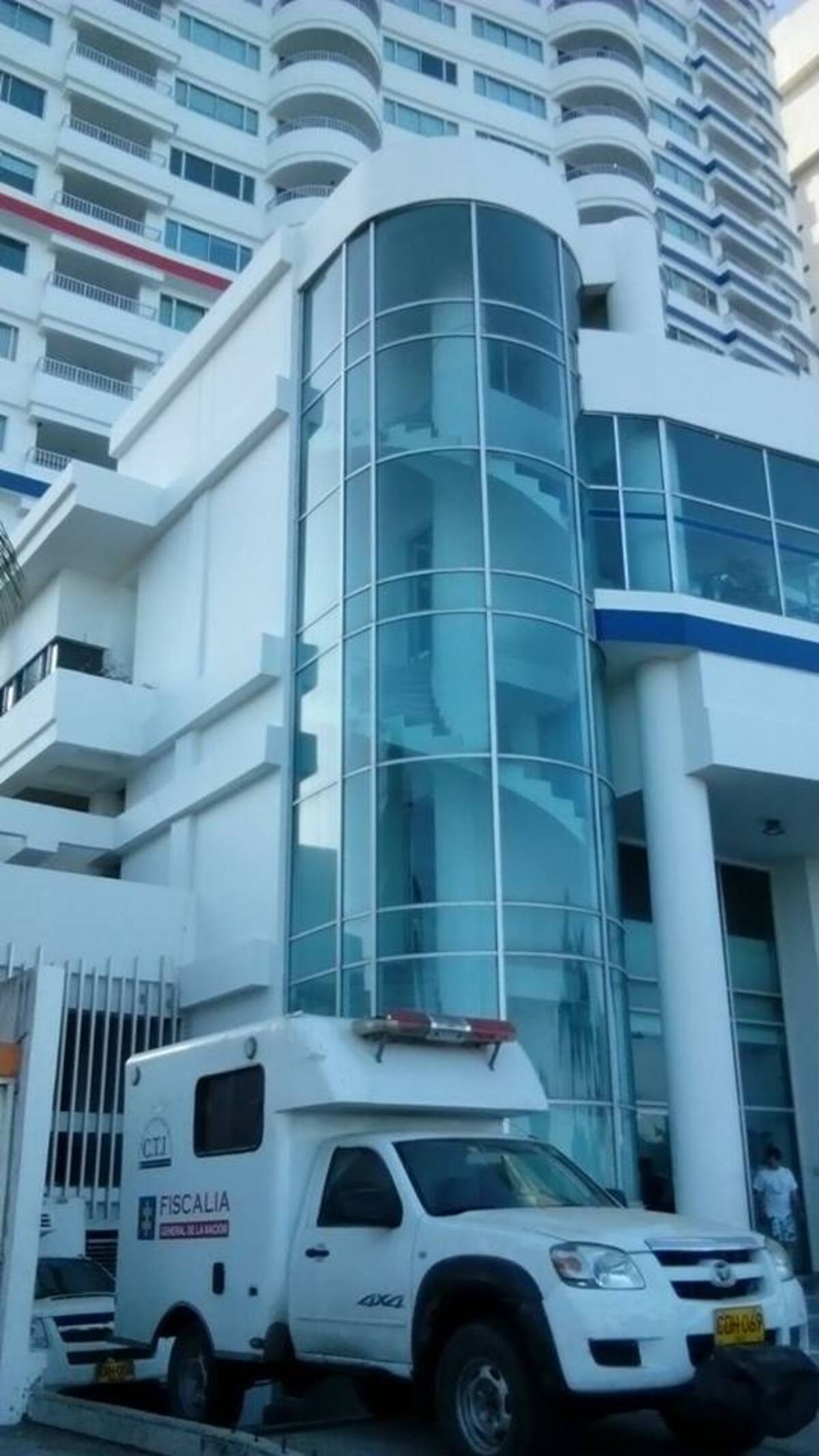 La Fiscalía llegó al edificio Palmetto para realizar el levantamiento del cadáver. EL UNIVERSAL