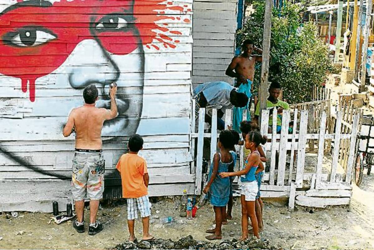 FOTOS CORTESíA Muchos vecinos del barrio San Francisco, en especial los niños, observaban con curiosidad al artista irlandés mientras realizaba su obra.