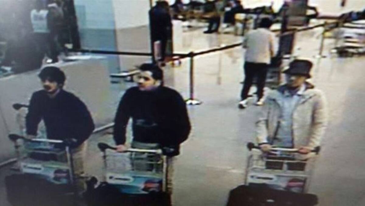 La policía, publicó el martes la imagen captada por las cámaras de seguridad del aeropuerto en las que se ve a tres hombres. Dos fueron identificados como los kamikazes que se hicieron estallar, Ibrahim El Bakraoui y Najim Laachraoui. AP
