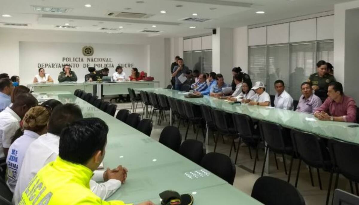 El encuentro entre el Comandante de la Policía Sucre y los políticos se efectuó en la mañana de este martes. CORTESÍA.