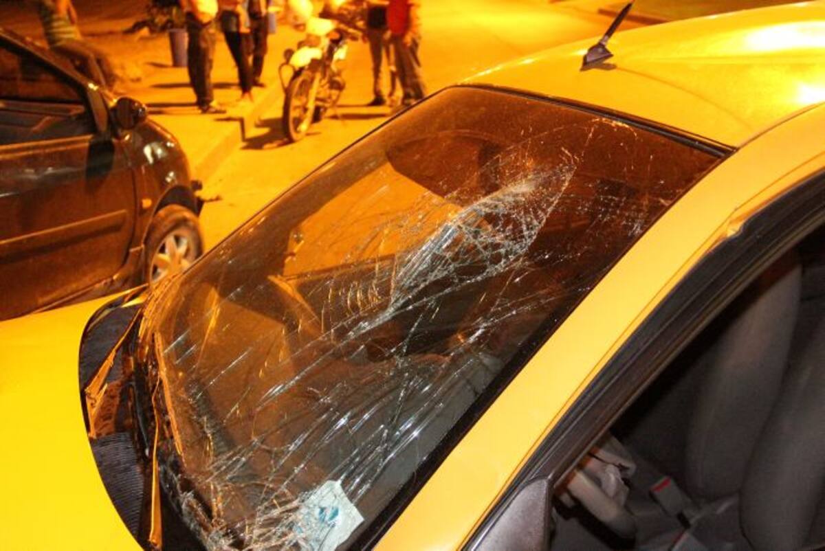 Así quedó el panorámico del taxi, destruido con la cabeza del taxista NAYIB GAVIRIA - EL UNIVERSAL.COM.CO