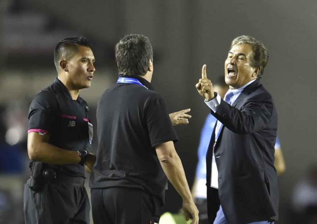 Bolillo Gómez y Jorge Luis Pinto. AFP RODRIGO ARANGUA