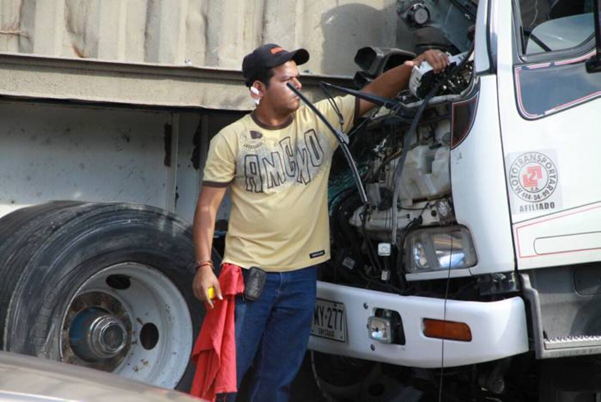 El conductor del furgón, Carlos Gonzáles sufrió heridas leves. CORTESÍA Q'HUBO BARRANQUILLA