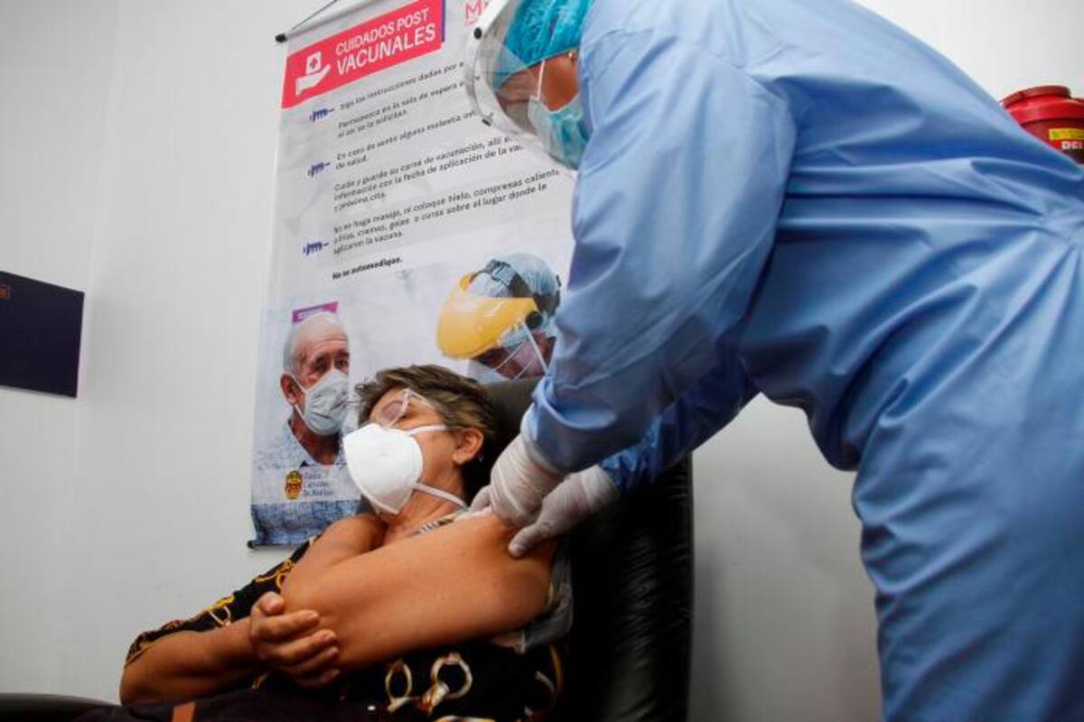 Mayores de 60 años deben esperar cita para vacunación