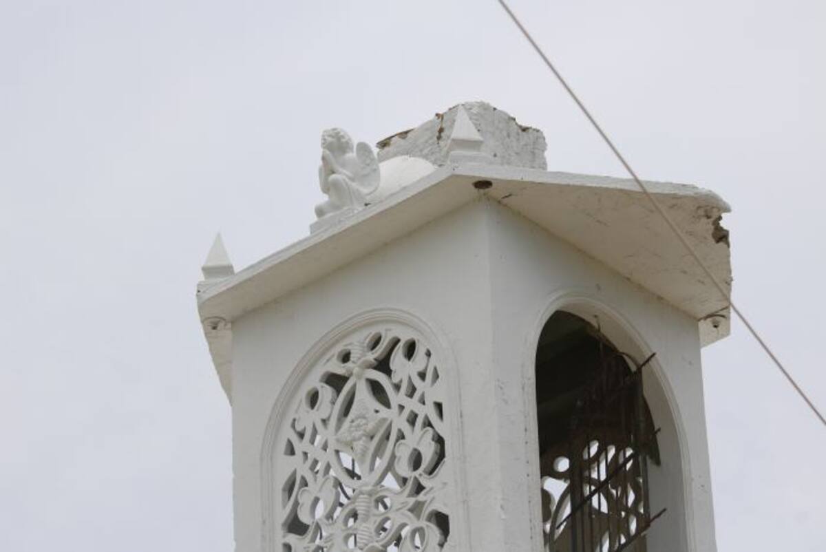 La cruz estaba sobre una pequeña cúpula de cerámica en la torre de la parroquia María Inmaculada. EL UNIVERSAL