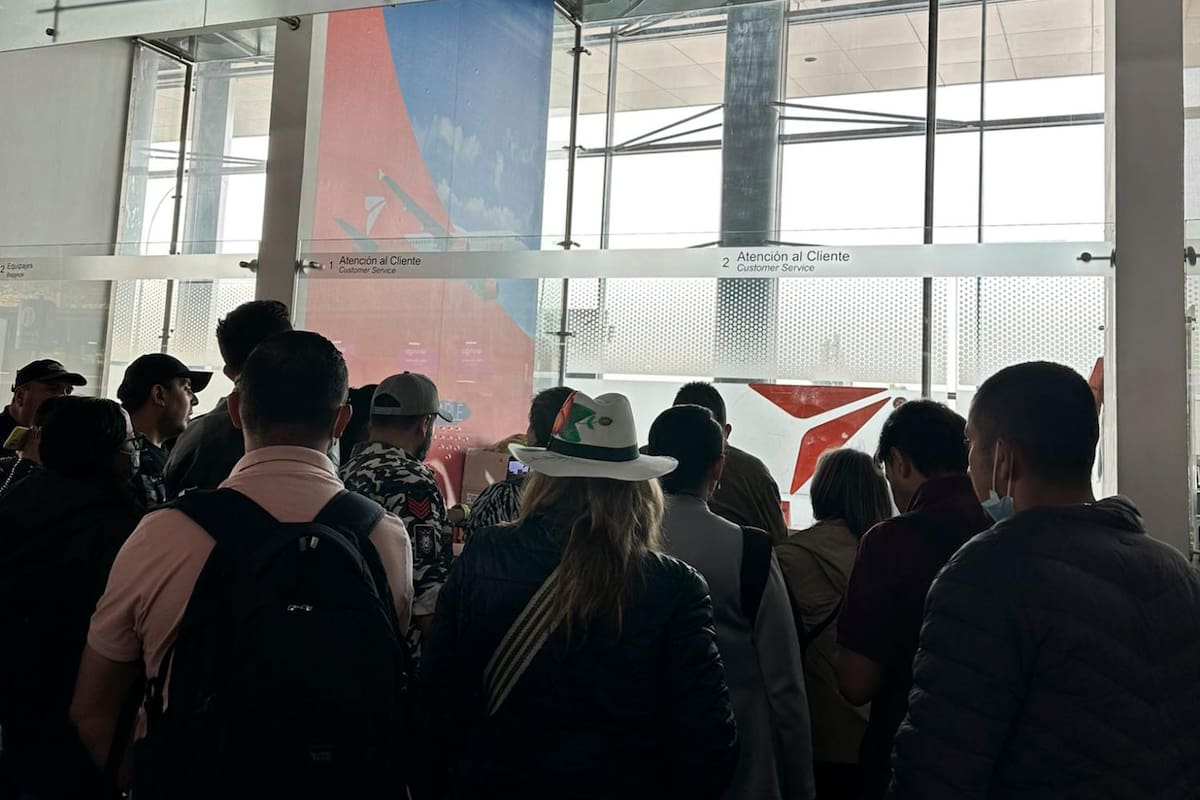 Video: pasajeros protestan por cancelación de vuelos de Ultra Air