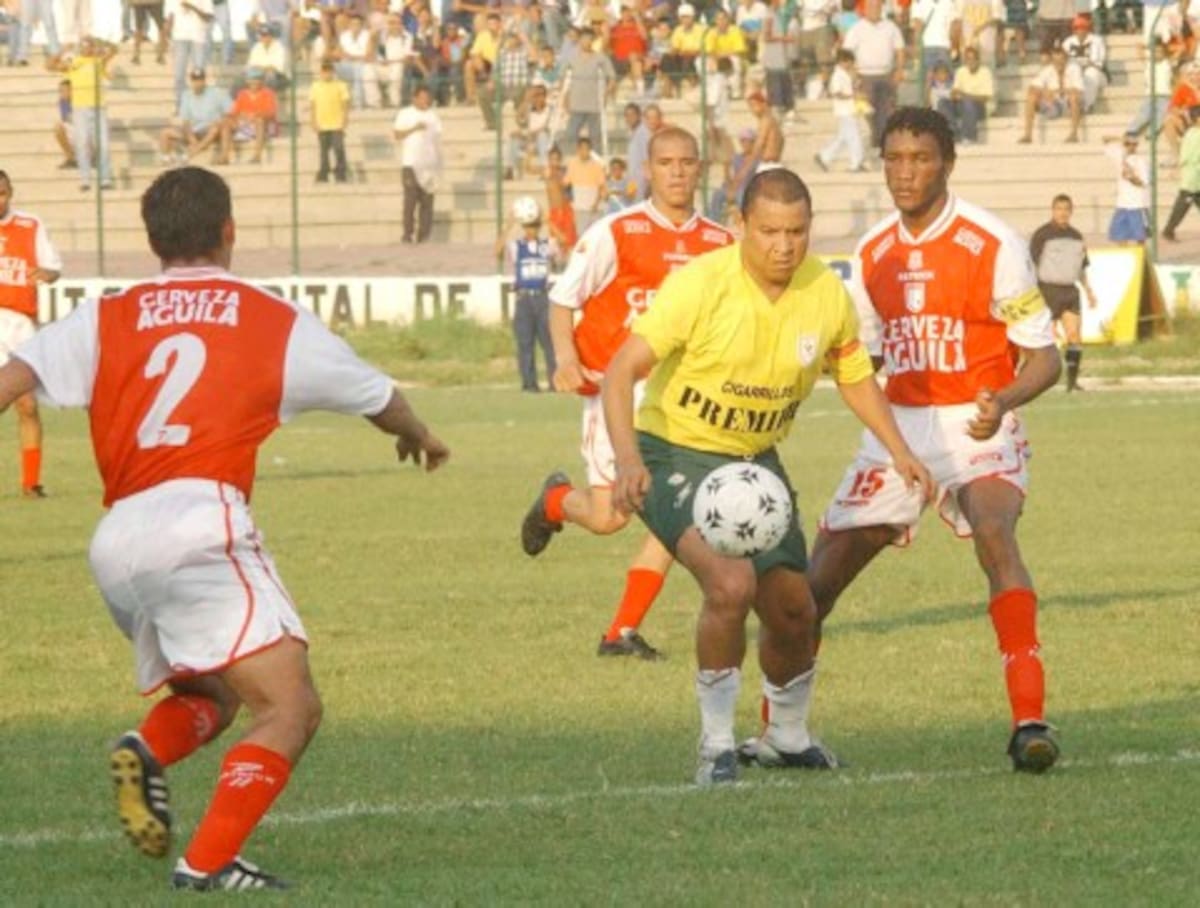 Iván René Valenciano, aún sigue siendo el máximo artillero colombiano y tiene autoridad moral de sobra para hablar de la Selección Colombia. En la gráfica con la camiseta del Real Cartagena en un partido contra Santa Fe.