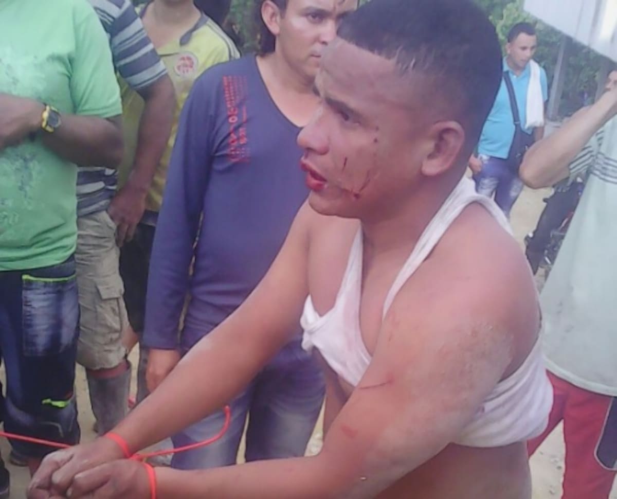 En la foto se observa a Luis Agámez cuando fue amarrado y golpeado por la comunidad.