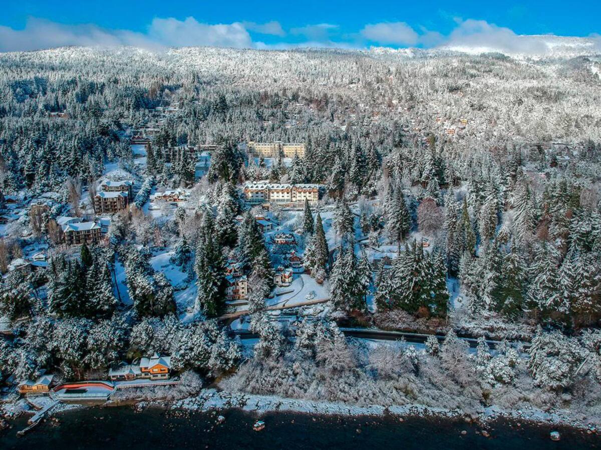 La ciudad tiene cinco centros de nieve, que permiten practicar deportes invernales, jugar con trineos, andar en vehículos, caminar con raquetas en el bosque y realizar actividades nocturnas.