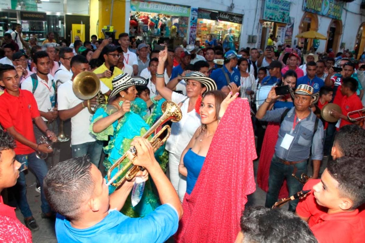 Cientos de sucreños bailaron al son de porros y fandangos en la calle Real de Sincelejo. // MANUEL SANTIAGO PÉREZ/EL UNIVERSAL