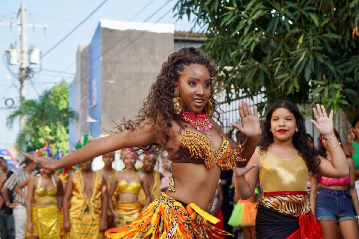 A ritmo de tambora y bailes tradicionales, coronan a Reinas Populares 2024