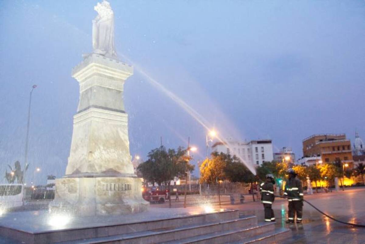 “Hemos iniciado este trabajo para dejar los monumentos como una tacita de plata”, expresó el oficial Aníbal Guerrero coordinador del operativo. NAYIB GAVIRIA AMADOR - EL UNIVERSAL