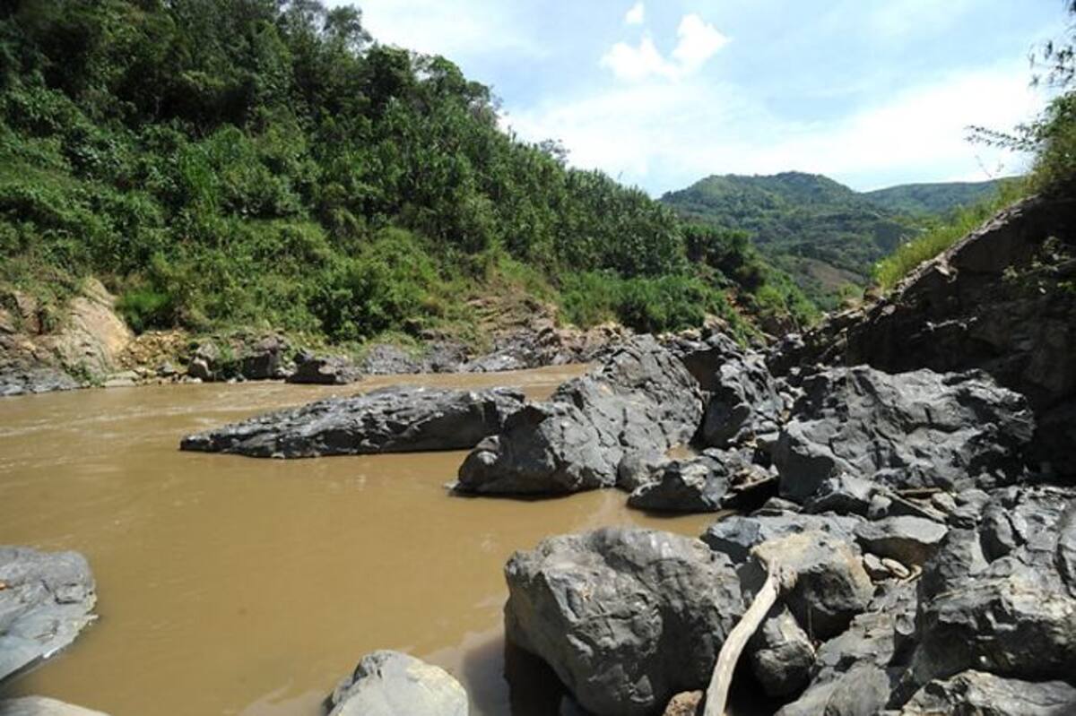 Bocana del río Cauca, a la entrada del embalse Salvajina en el departamento del Cauca. Allí el río entra con un poco más de agua para alimentar la represa, sin embargo se evidencia minería artesanal en algunas orillas del Cauca. Foto el País/Oswaldo Páez.