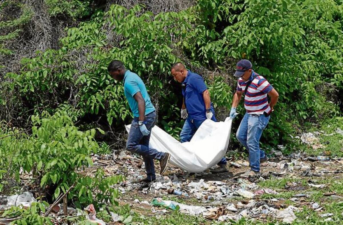 La víctima fue hallada por la comunidad en un basurero junto a la Vía del Mar, a la altura de Lomita Arena.