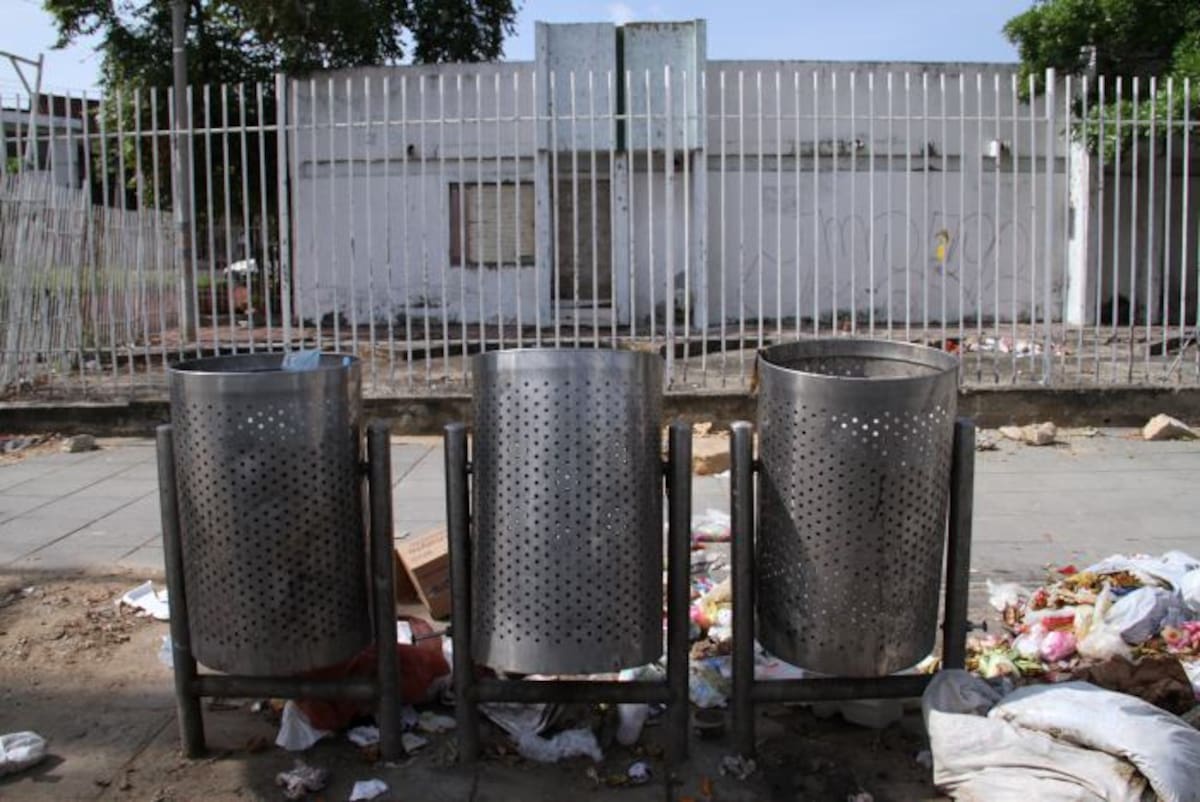 El corredor y los alrededores del lugar están llenos de maleza y basura. Zenia Valdelamar.