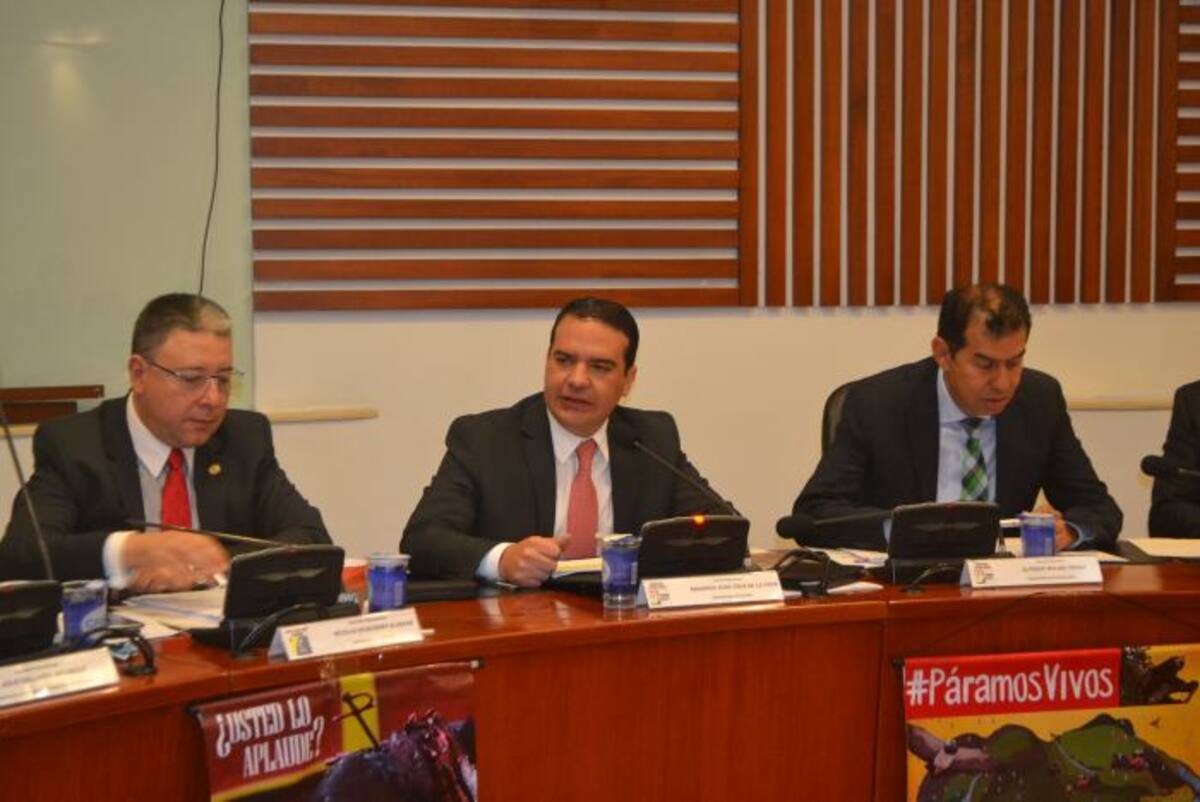 En la mitad, el Representante cordobés Eduardo Tous.