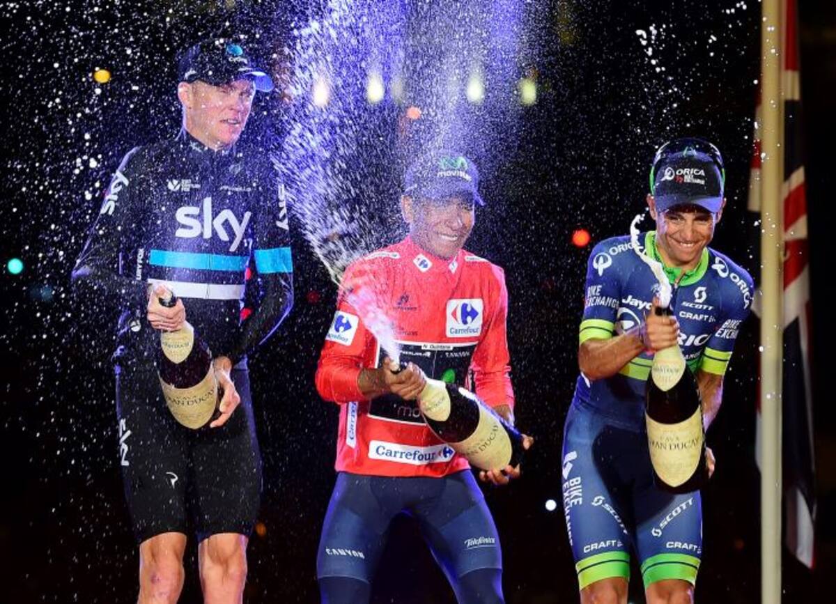 Froome, Nairo y Chaves celebran con champaña. AFP JOSE JORDAN