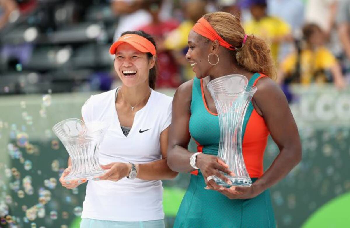 Li Na y Serena Williams con sus respectivos trofeos. AFP CLIVE BRUNSKILL