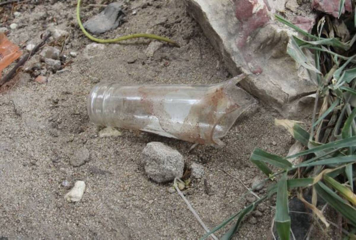 Botella que se convirtió en el arma cortopunzante con que mataron a César Rivera.