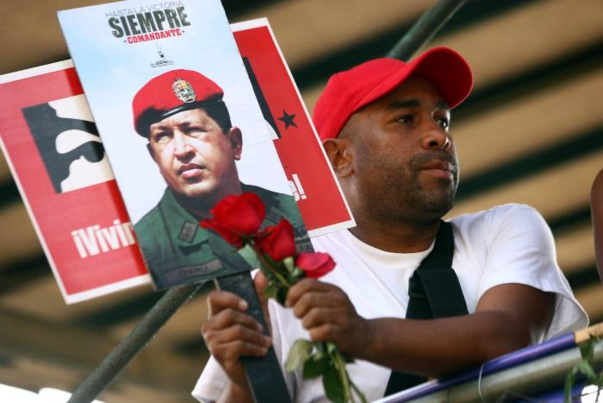 El minuto de silencio al expresidente Hugo Chávez, en el partido que disputará Venezuela con Argentina en el estadio Monumental de Nuñez. AFP GERALDO CASO