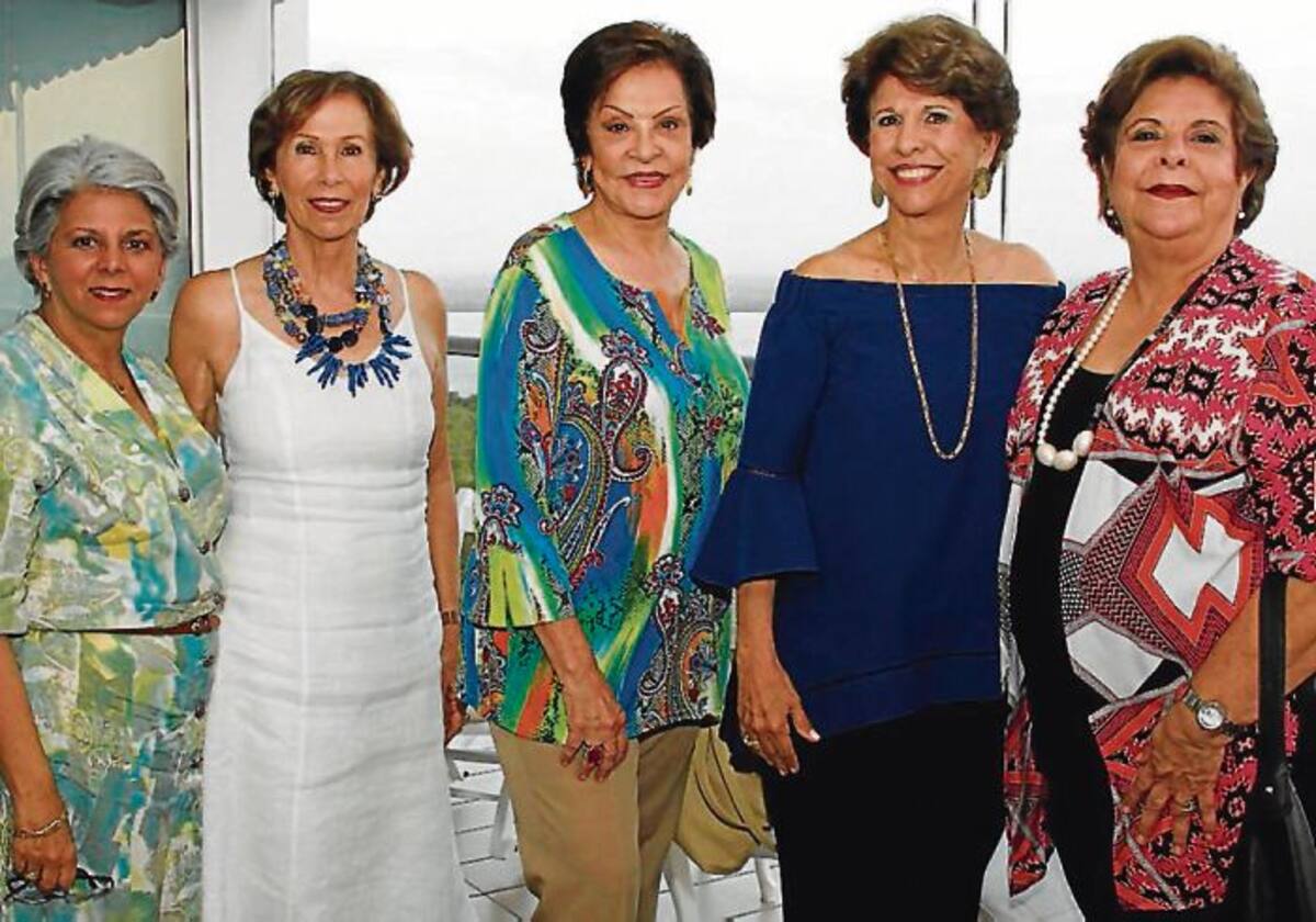 Ana María Araújo, Rosario Pinzón, Marieta Ibarra de Martínez, Prince Martínez y Angelina Martínez. MARUJA PARRA - EL UNIVERSAL