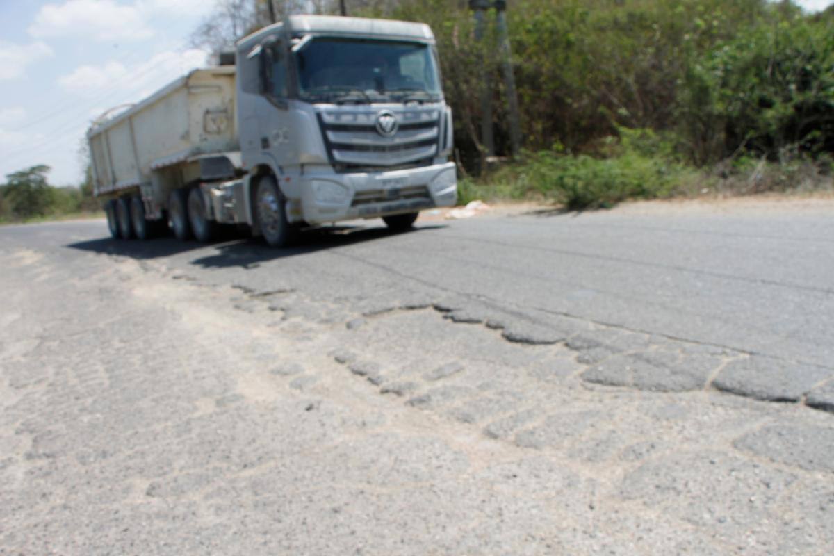 Los usuarios de la carretera deben sortear los huecos para evitar accidentes.