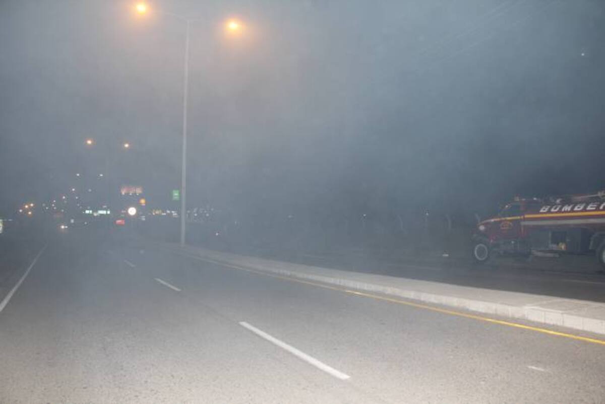 Una espesa nube de humo se extendió por un amplio sector de la Avenida Santander . NAYIB GAVIRIA AMADOR - EL UNIVERSAL