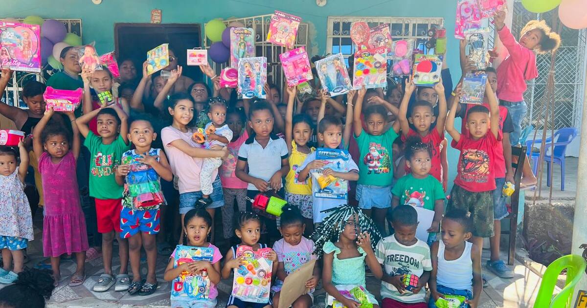 Niños de Nuevo Paraíso reciben sus regalos de Navidad